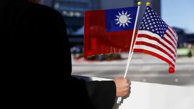 شخص يحمل العلمين الأمريكي والتايواني