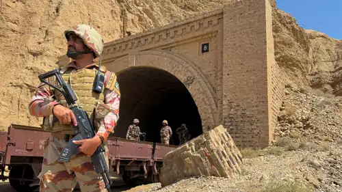 جنود باكستانيون في موقع هجوم سابق بإقليم بلوشستان