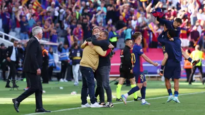 هانزي فليك يحتفل مع لاعبي برشلونة بالفوز بالكلاسيكو