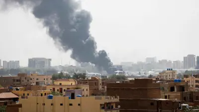 تصاعد الدخان من طائرة محترقة داخل مطار الخرطوم