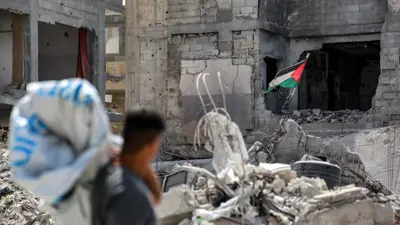 العلم الفلسطيني وسط الدمار في غزة