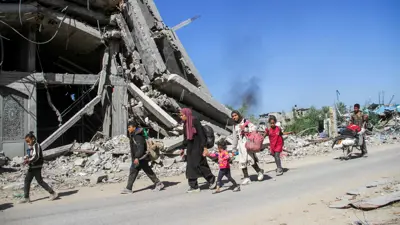 نازحون بين أبنية مدمرة في غزة