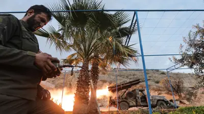 عنصر من الفصائل المسلحة يطلق صواريخ