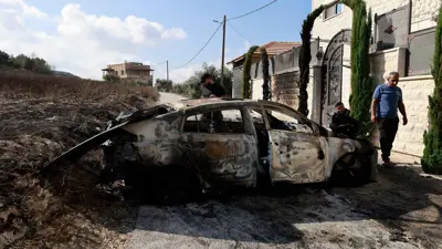 مركبة فلسطينية أحرقها مستوطنون في الضفة الغربية
