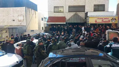 عناصر أمن تابعون للسلطة أمام منزل القتيل
