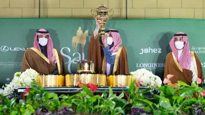 ‏محمد بن سلمان يتوج سعود بن سلمان بعد فوز الجواد "إمبلم رود" بسباق ‫كأس السعودية العالمي (فيديو)