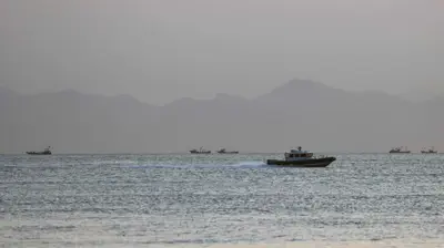 سفينة تابعة لخفر السواحل التايواني تمر عبر ساحل الصين، في المياه قبالة جزيرة نانجان في أرخبيل ماتسو في تايوان