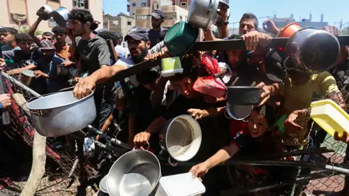 تزاحم الأهالي للحصول على مساعدات إنسانية في غزة