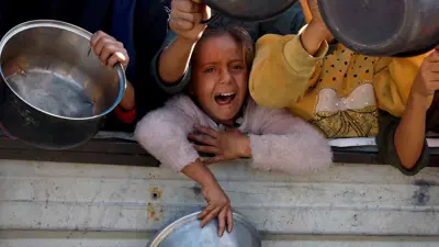 أطفال في غزة ينتظرون وجبة غذاء