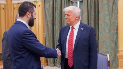 دونالد ترامب يصافح أحمد الشرع في الرياض