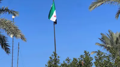 العلم السوري في سفارة دمشق ببغداد