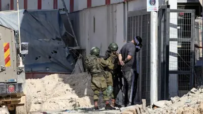 إسرائيليون يعتقلون فلسطينيين خلال مداهمة مخيم نور شمس 