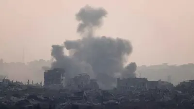 دخان يتصاعد جراء القصف الإسرائيلي على قطاع غزة
