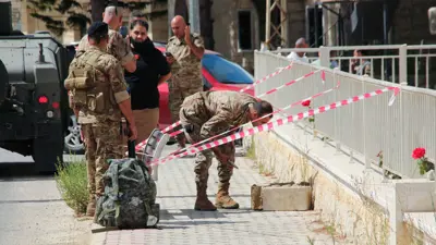 جنود لبنانيون يتفقدون أحد مواقع التفجيرات