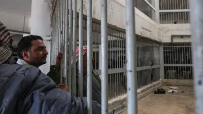 سوريون عند سجن صيدنايا لتحرير المعتقلين