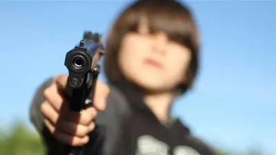 طفل يحمل سلاح