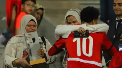 محمد عبد الله لاعب منتخب مصر مع والدته