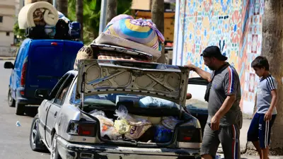 عائلة لبنانية أثناء إخلاء منزلها في هجوم إسرائيلي