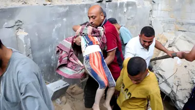 خلال نقل ضحايا القصف الإسرائيلي