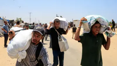 فلسطينيون يحصلون على مساعدات إنسانية 