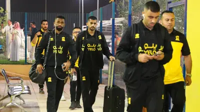 مباراة النصر والاتحاد.. عبدالرزاق حمدالله يصفق لجماهير العالمي لترد عليه "بكاية" (فيديو)