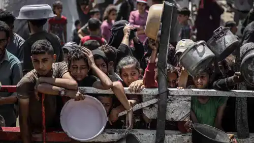فلسطينيون أمام أحد المطابخ الخيرية في غزة