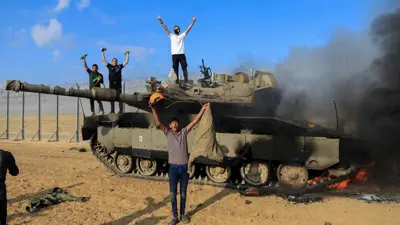دبابة إسرائيلية أحرقها فلسطينيون في غزة