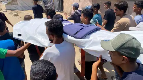 تشييع جثمان صحفي قتل بقصف المستشفى