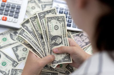 الدولار يهبط مع توقعات انتهاء المركزي الأمريكي من رفع الفائدة