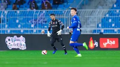 تفاريس مهاجم الفيصلي يصفع جانغ مدافع الهلال (فيديو)