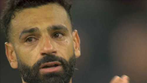 لأول مرة يظهر بهذا الشكل.. بكاء محمد صلاح بعد هتاف جماهير ليفربول لجوتا (فيديو)