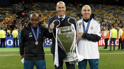 زيدان ودافيد بيتوني خلال فترة وجودهما في ريال مدريد
