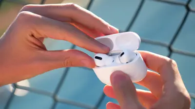 "أبل" تزود سماعتها الذكية AirPods بميزة التعقب‎‎