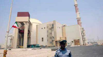 حارس أمن أمام منشأة نووية في إيران